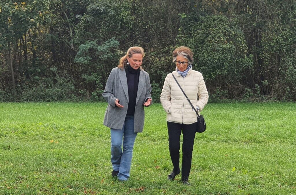 Claudia Schell beim Coaching mit einer Seniorin, Kennenlerngespräch